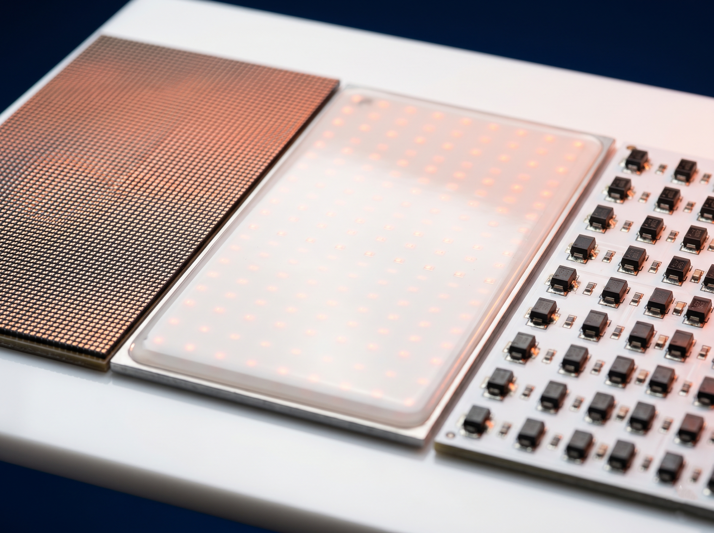 ภาพมาโครเปรียบเทียบไดโอด MicroLED ขนาดไมโครเมตรกับชิป COB SMD แบบใกล้ชิด